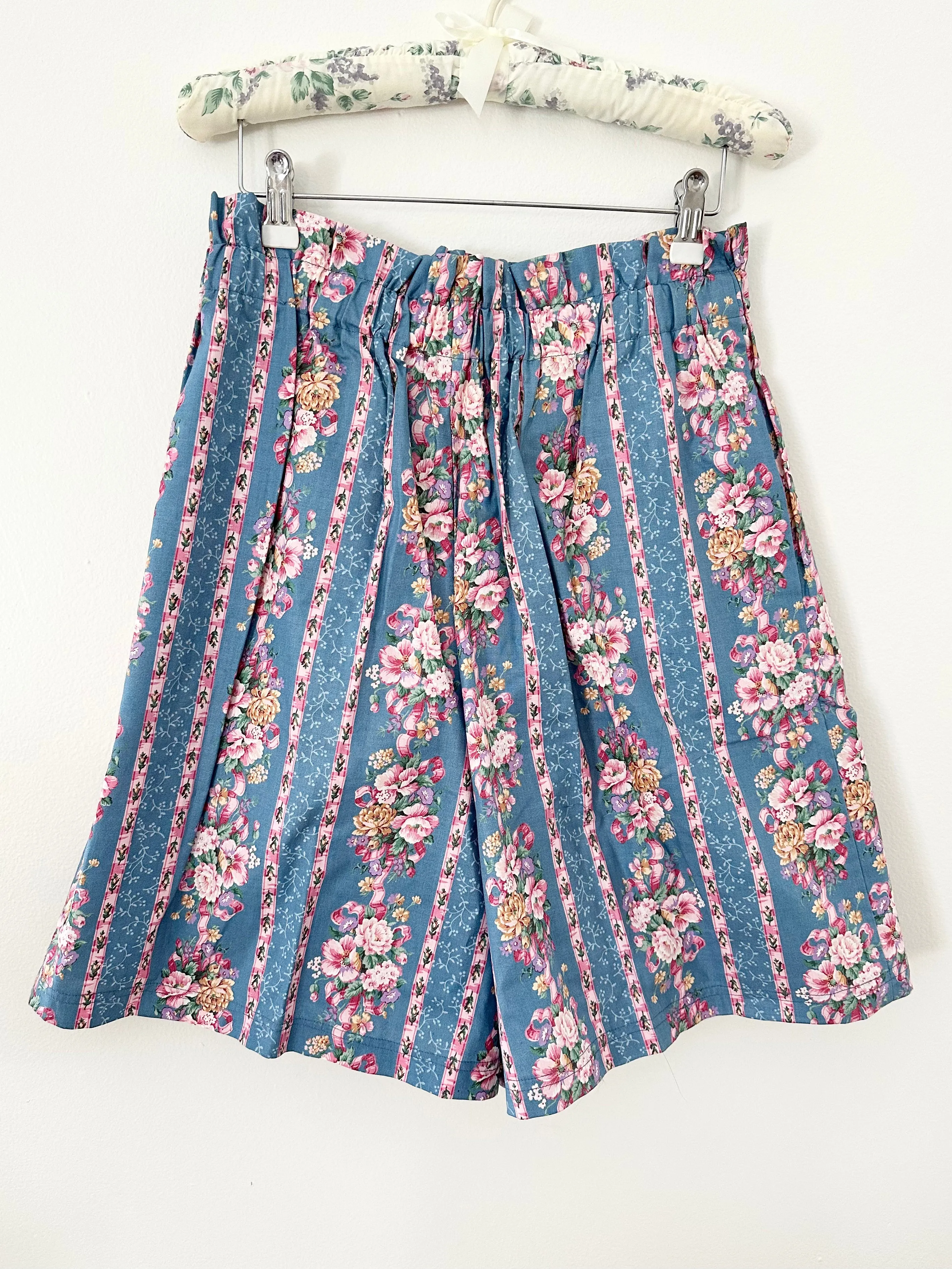 1980s Shabby Chic Floral Paperbag Cotton Shorts (L)